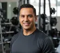 Dueño de gimnasio comercial con piso de caucho instalado